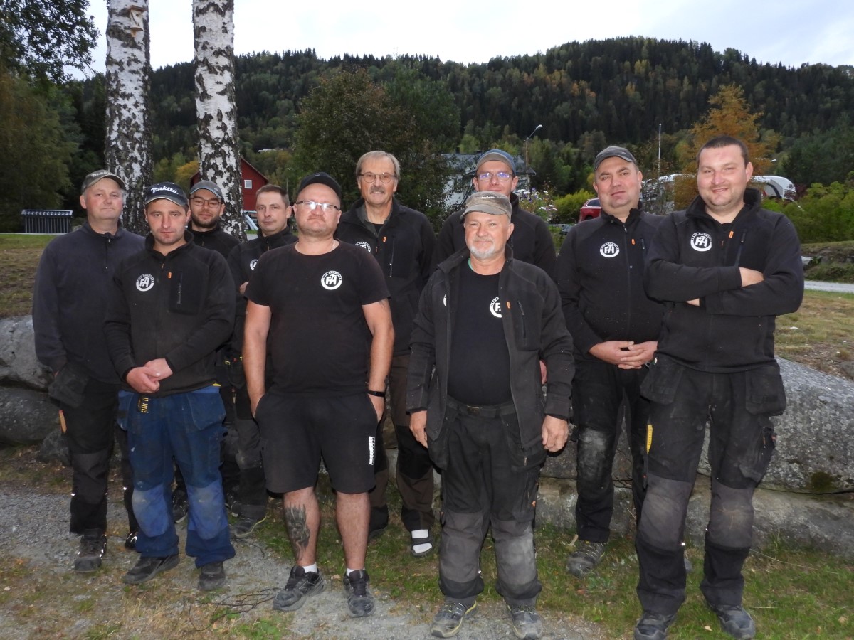 Ti hyggelige karer som jobber i Flid Håndverk.